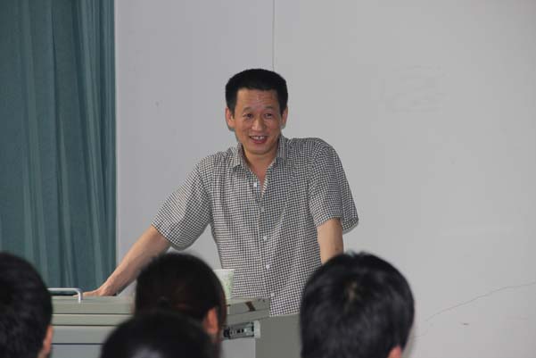 6月11号下午3点,江南大学博士生导师丁峰教授应邀来到我们学校,为信工