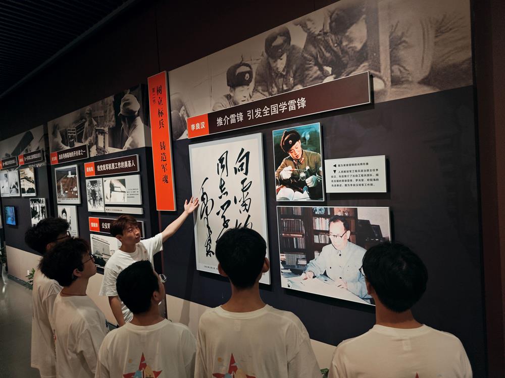 该照片为团部队成员参观红色展馆时所拍.jpg