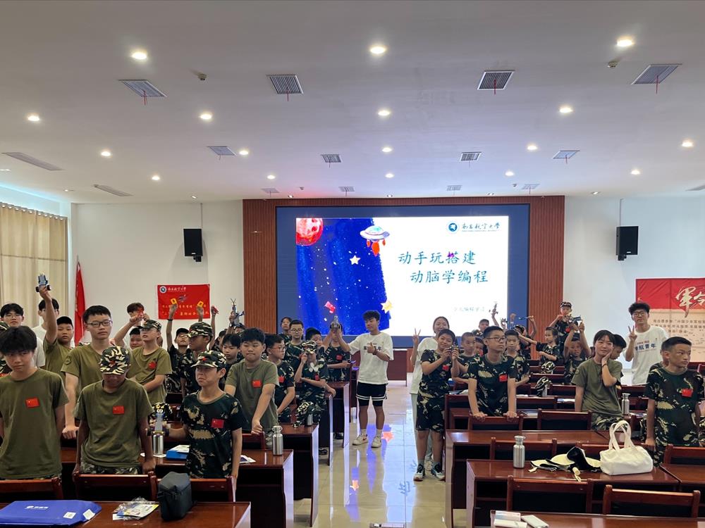 该照片为团队成员带领小朋友们进行科技活动后所拍.jpg