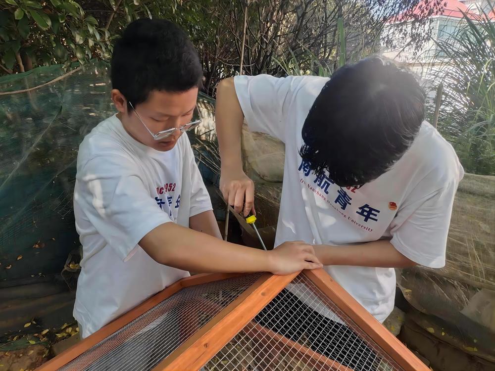 该照片为团队成员搭建智慧庭院系统时所拍.jpg