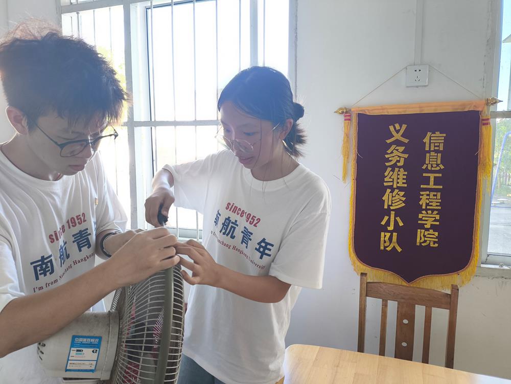 该照片为团队成员进行义务维修时所拍.jpg