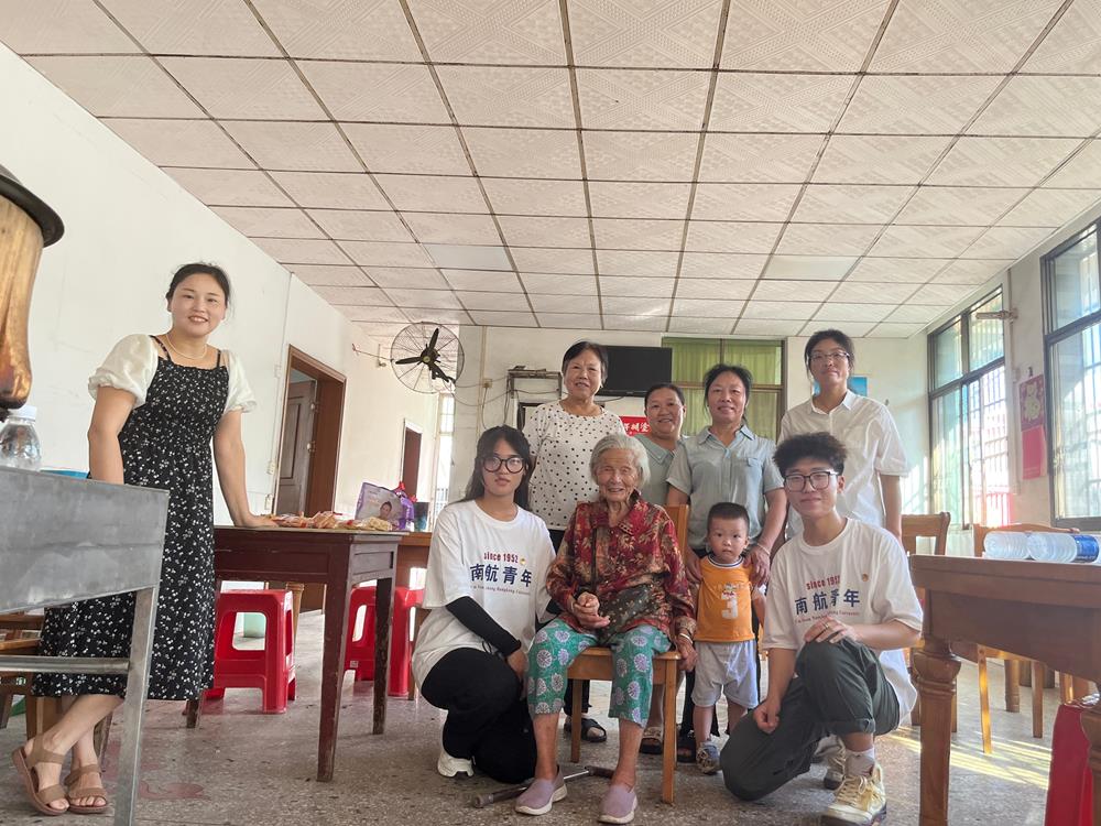 该照片为团队成员进行乡村调研活动中所拍.jpg