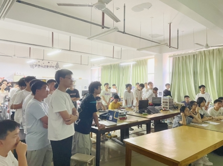 学院组织2026级新生参观科创空间